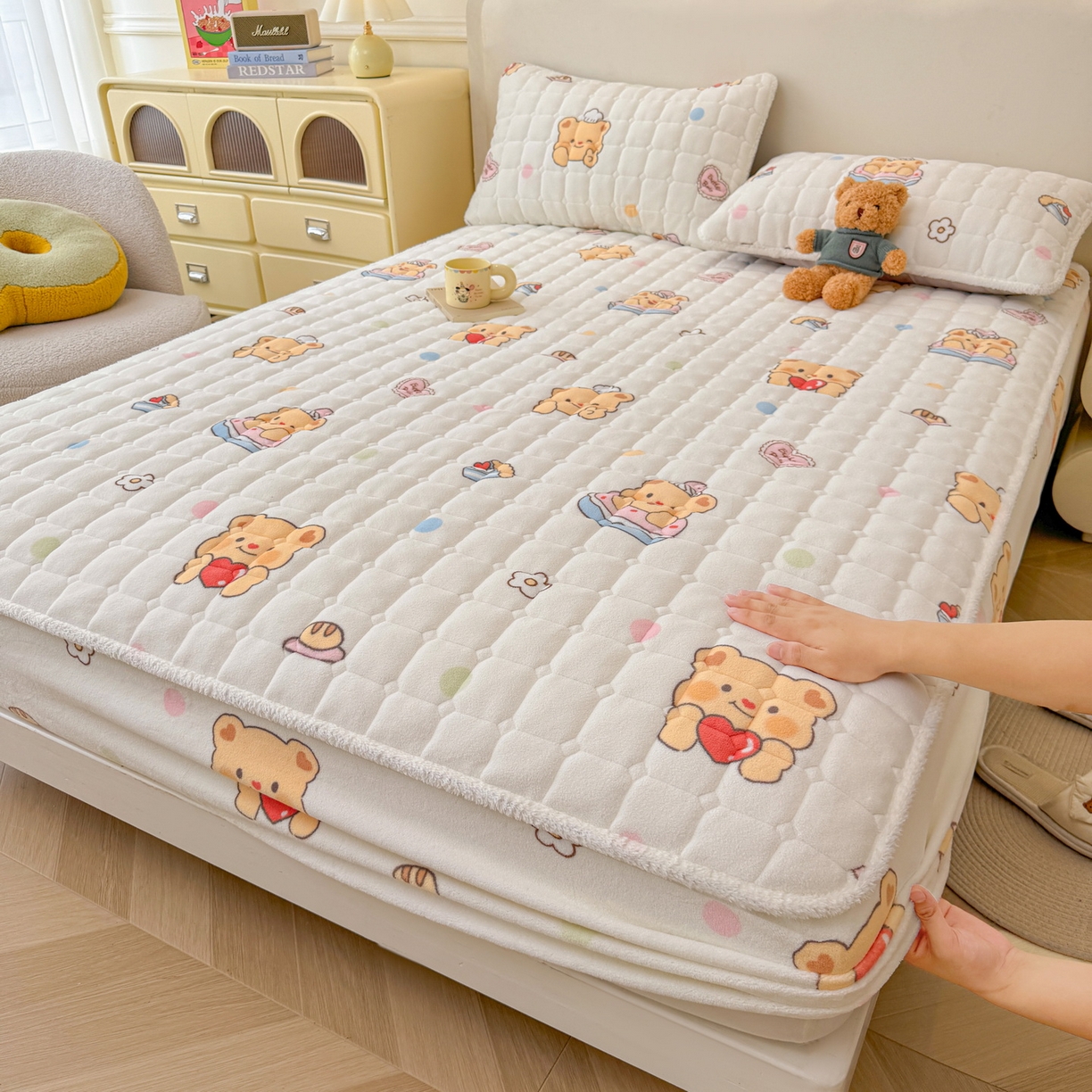 91家纺网 家纺一手货源 找家纺 LIFE.丽芙 2025秋冬新款牛奶绒加厚夹棉单床笠印花款床垫子保护套秋冬保暖床罩子三件套 小熊包