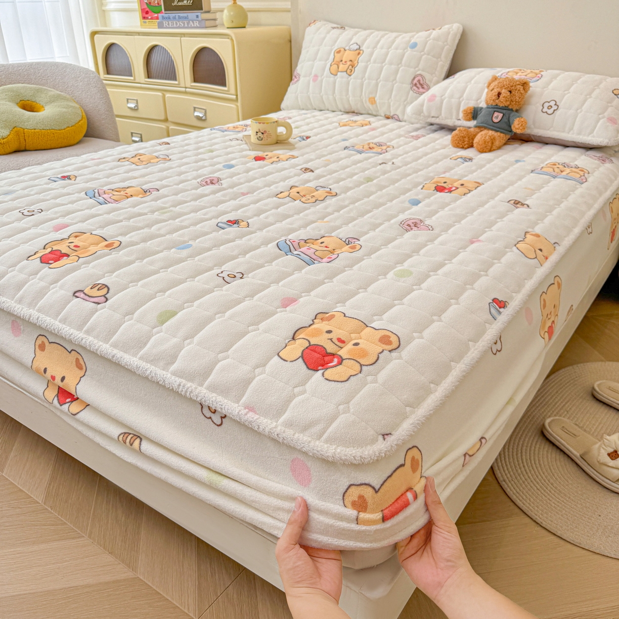 91家纺网 家纺一手货源 找家纺 LIFE.丽芙 2025秋冬新款牛奶绒加厚夹棉单床笠印花款床垫子保护套秋冬保暖床罩子三件套 小熊包