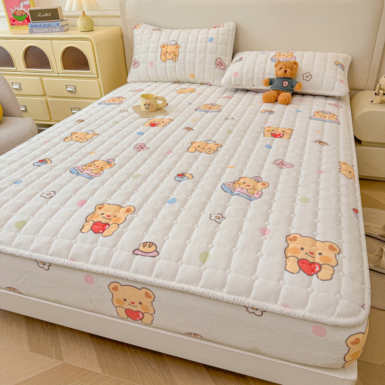 91家纺网 家纺一手货源 找家纺 LIFE.丽芙 2025秋冬新款牛奶绒加厚夹棉单床笠印花款床垫子保护套秋冬保暖床罩子三件套 小熊包