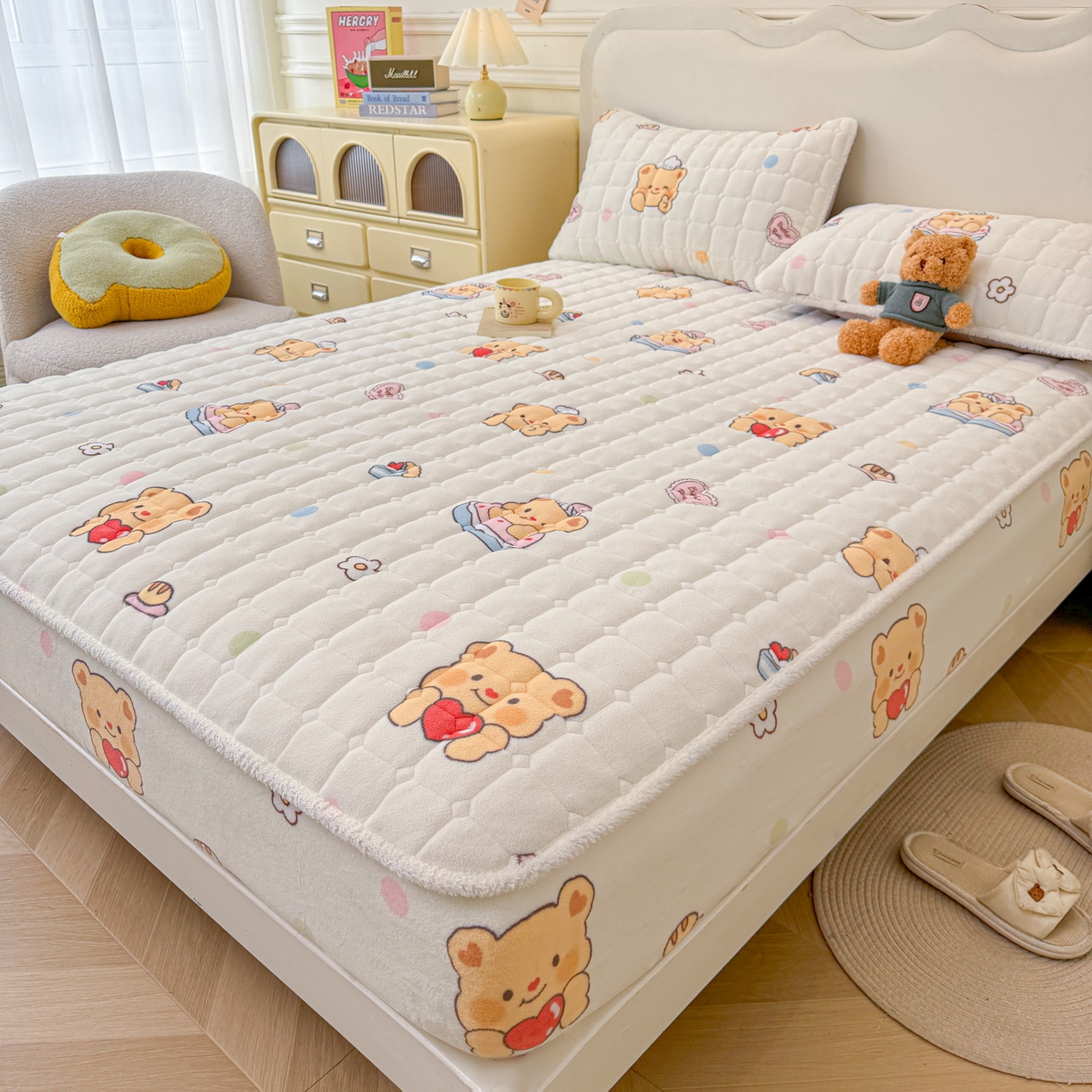 91家纺网 家纺一手货源 找家纺 LIFE.丽芙 2025秋冬新款牛奶绒加厚夹棉单床笠印花款床垫子保护套秋冬保暖床罩子三件套 小熊包