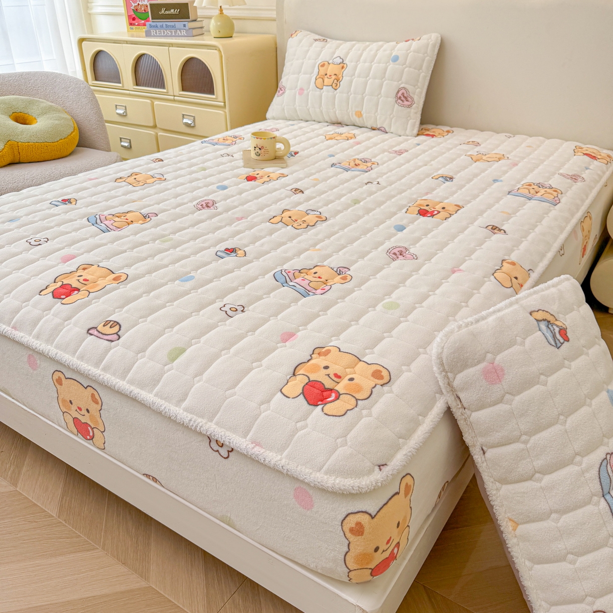 91家纺网 家纺一手货源 找家纺 LIFE.丽芙 2025秋冬新款牛奶绒加厚夹棉单床笠印花款床垫子保护套秋冬保暖床罩子三件套 小熊包