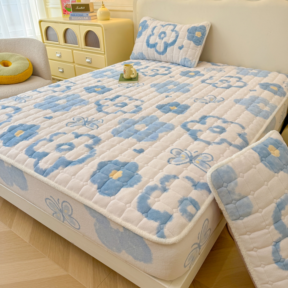 91家纺网 家纺一手货源 找家纺 LIFE.丽芙 2025秋冬新款牛奶绒加厚夹棉单床笠印花款床垫子保护套秋冬保暖床罩子三件套 花恋