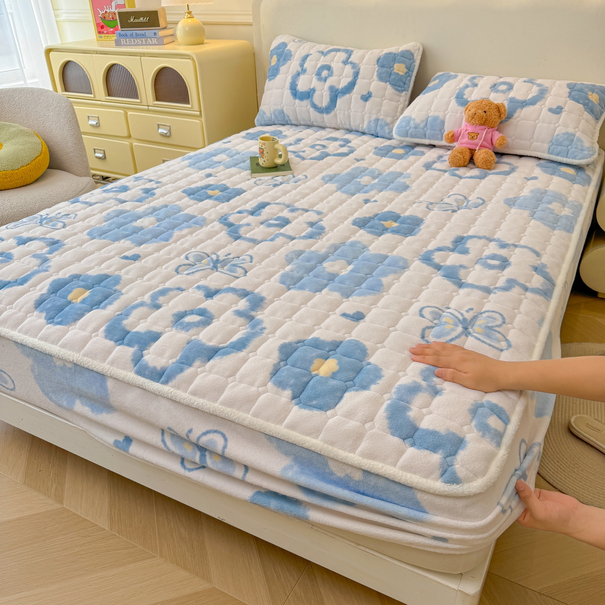 91家纺网 家纺一手货源 找家纺 LIFE.丽芙 2025秋冬新款牛奶绒加厚夹棉单床笠印花款床垫子保护套秋冬保暖床罩子三件套 花恋