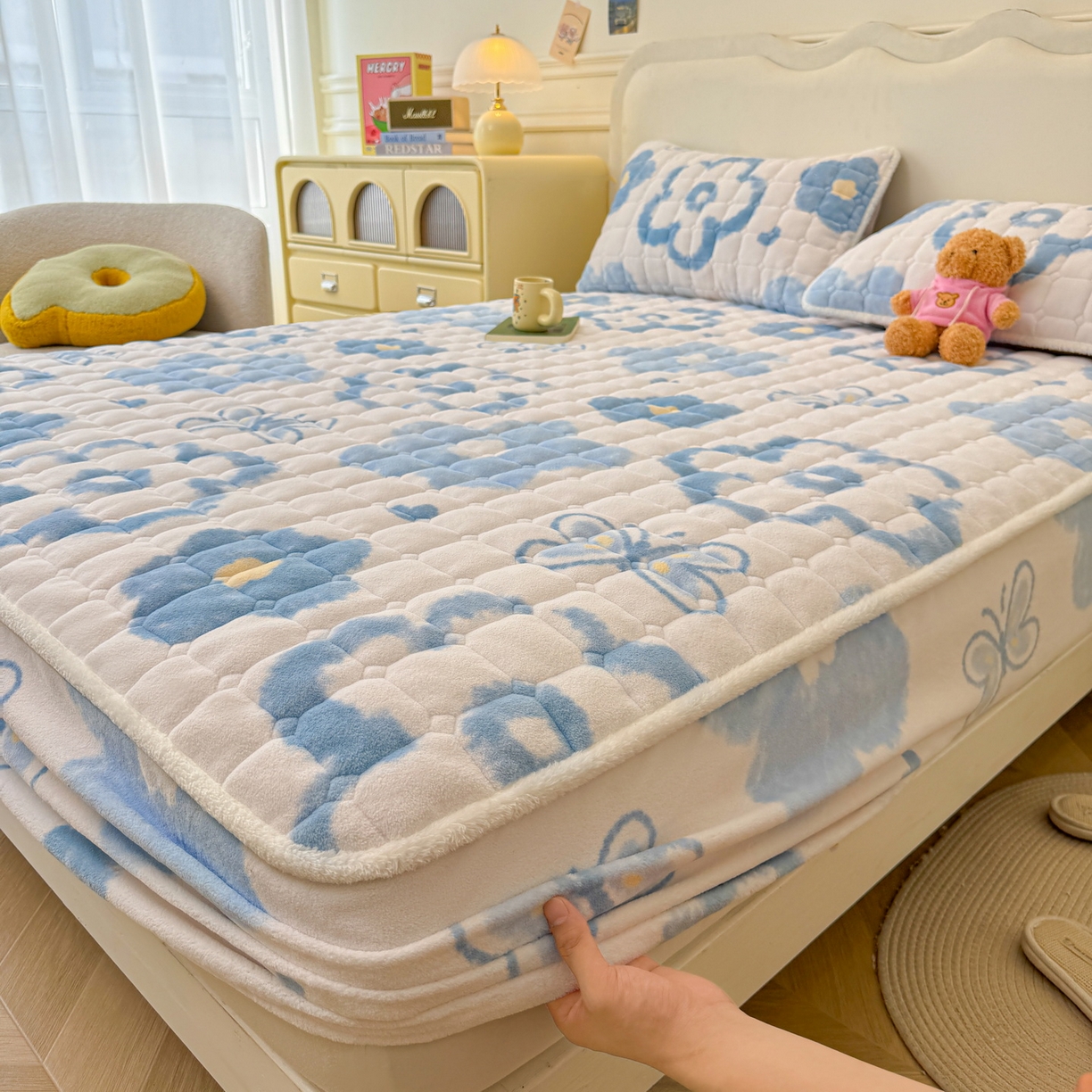 91家纺网 家纺一手货源 找家纺 LIFE.丽芙 2025秋冬新款牛奶绒加厚夹棉单床笠印花款床垫子保护套秋冬保暖床罩子三件套 花恋