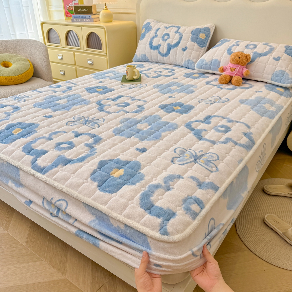 91家纺网 家纺一手货源 找家纺 LIFE.丽芙 2025秋冬新款牛奶绒加厚夹棉单床笠印花款床垫子保护套秋冬保暖床罩子三件套 花恋