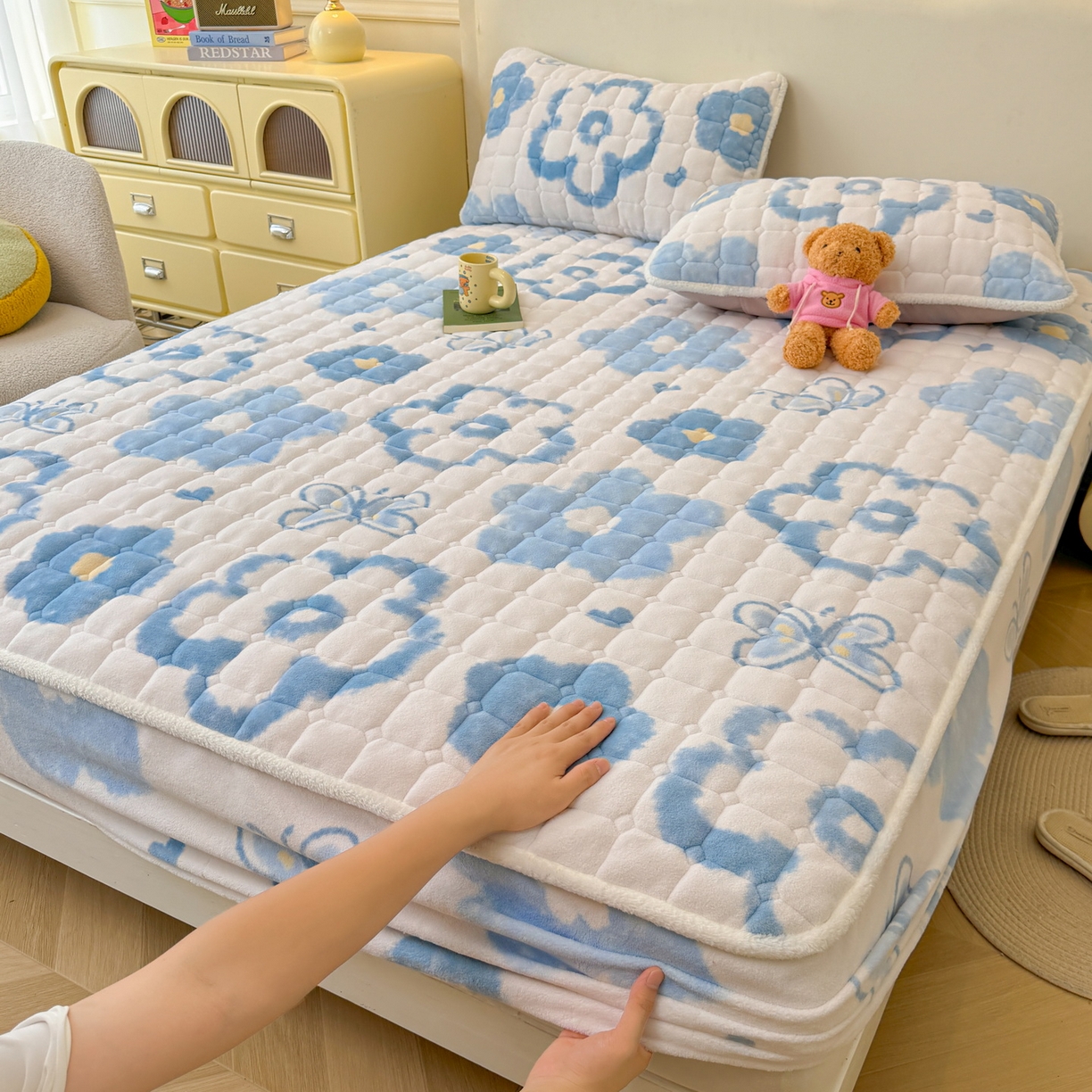 91家纺网 家纺一手货源 找家纺 LIFE.丽芙 2025秋冬新款牛奶绒加厚夹棉单床笠印花款床垫子保护套秋冬保暖床罩子三件套 花恋