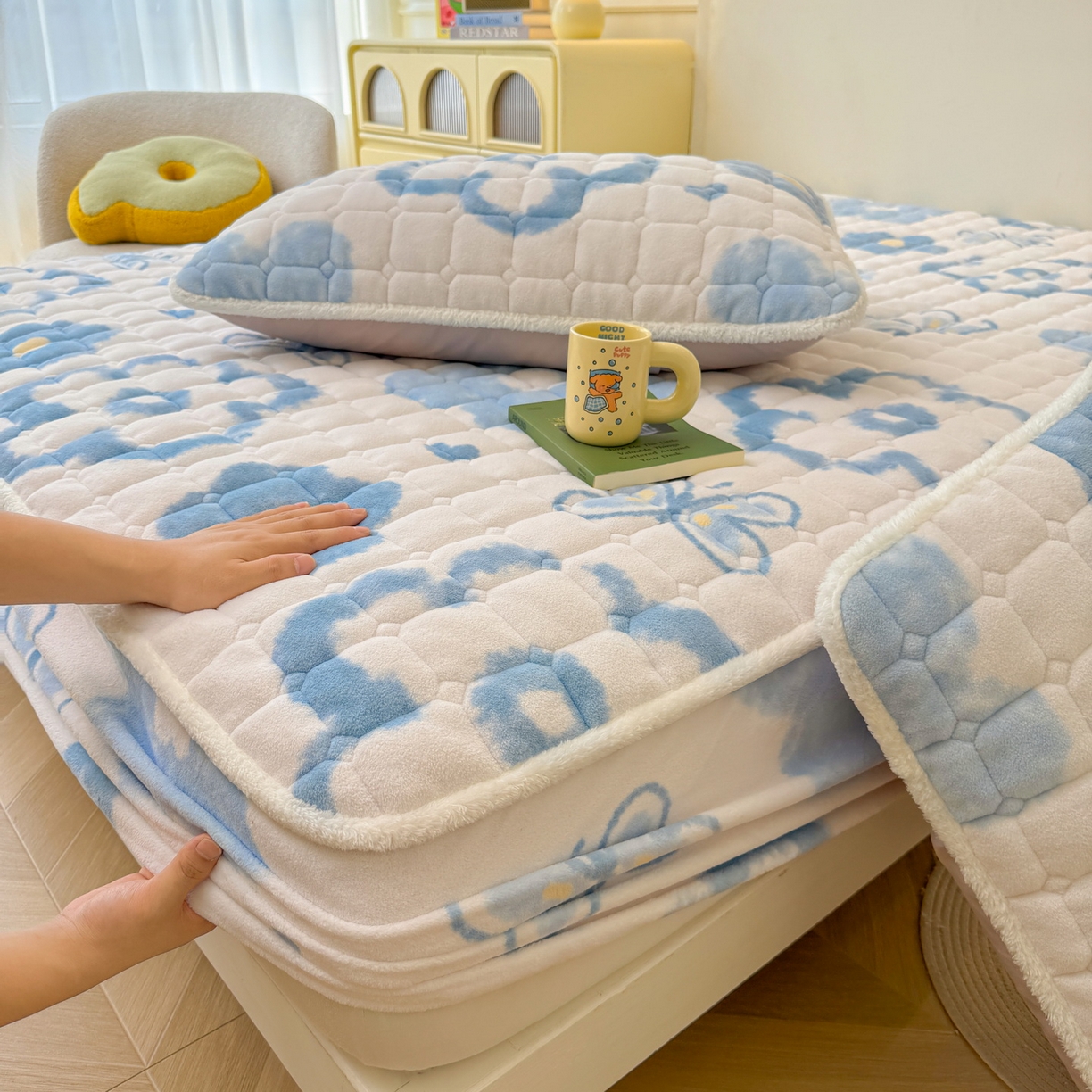 91家纺网 家纺一手货源 找家纺 LIFE.丽芙 2025秋冬新款牛奶绒加厚夹棉单床笠印花款床垫子保护套秋冬保暖床罩子三件套 花恋