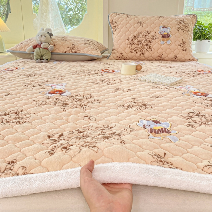 91家纺网 家纺一手货源 找家纺 康纳利 2025新款亲肤舒适牛奶绒加厚保暖卡通床垫床褥 床褥款-花漾