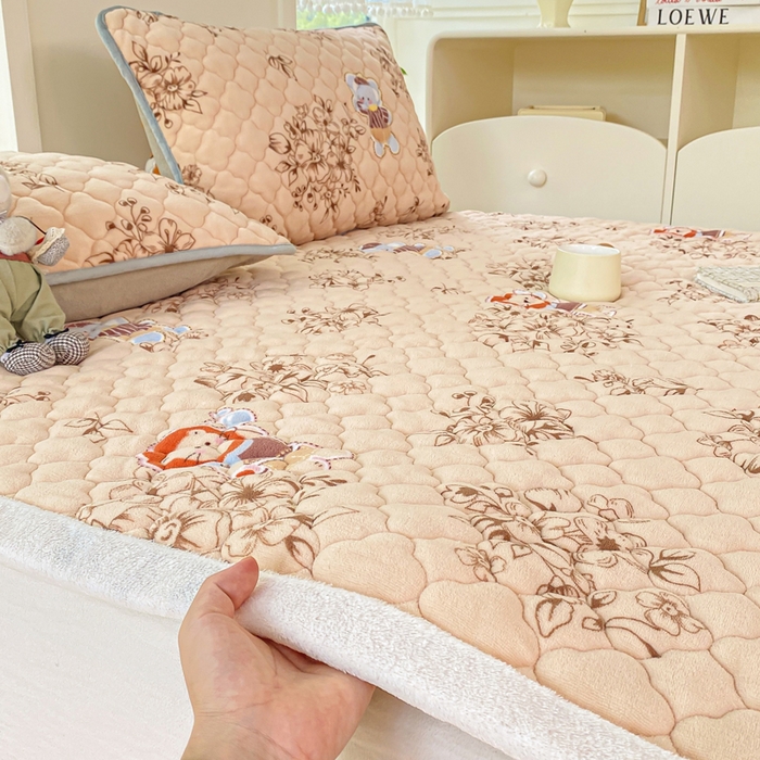 91家纺网 家纺一手货源 找家纺 康纳利 2025新款亲肤舒适牛奶绒加厚保暖卡通床垫床褥 床褥款-花漾