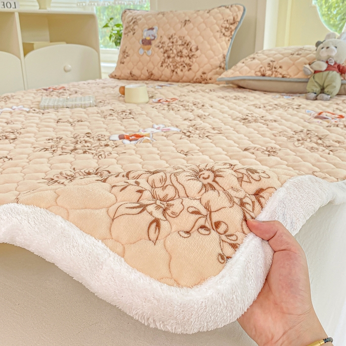 91家纺网 家纺一手货源 找家纺 康纳利 2025新款亲肤舒适牛奶绒加厚保暖卡通床垫床褥 床褥款-花漾