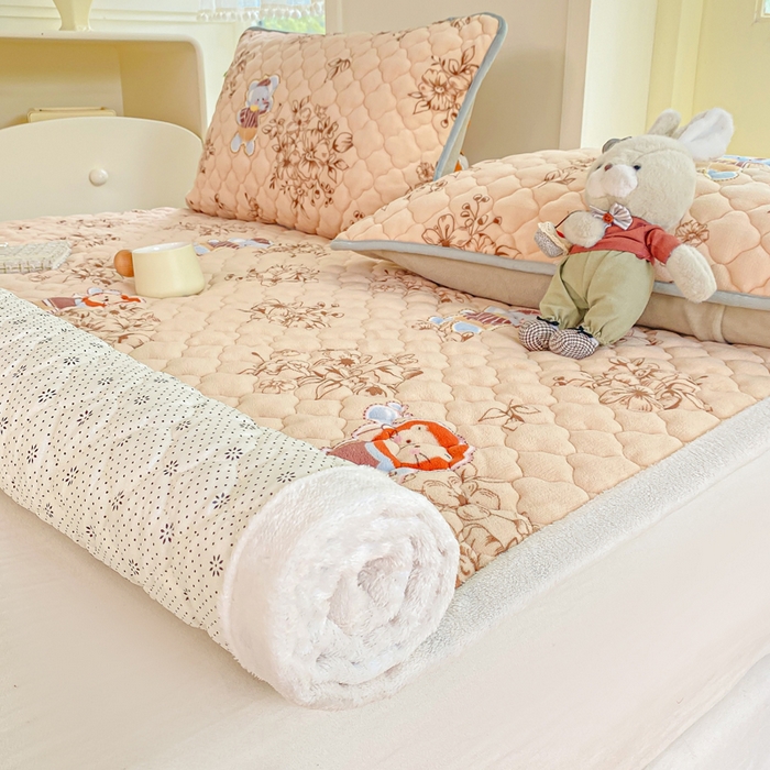 91家纺网 家纺一手货源 找家纺 康纳利 2025新款亲肤舒适牛奶绒加厚保暖卡通床垫床褥 床褥款-花漾