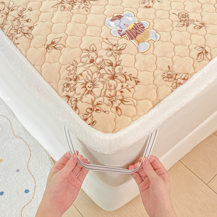 91家纺网 家纺一手货源 找家纺 康纳利 2025新款亲肤舒适牛奶绒加厚保暖卡通床垫床褥 床褥款-花漾