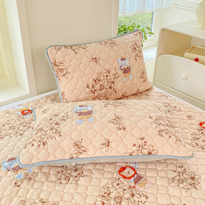 91家纺网 家纺一手货源 找家纺 康纳利 2025新款亲肤舒适牛奶绒加厚保暖卡通床垫床褥 床褥款-花漾