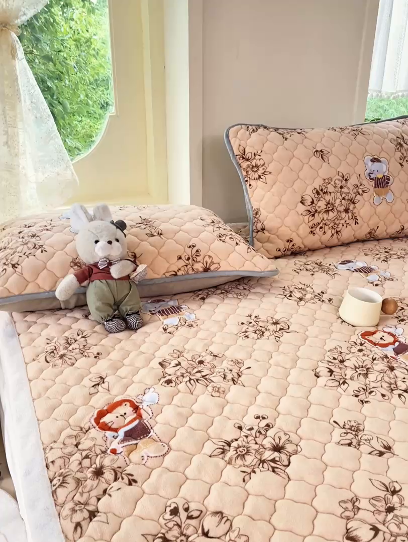91家纺网 家纺一手货源 找家纺 康纳利 2025新款亲肤舒适牛奶绒加厚保暖卡通床垫床褥 床褥款-花漾