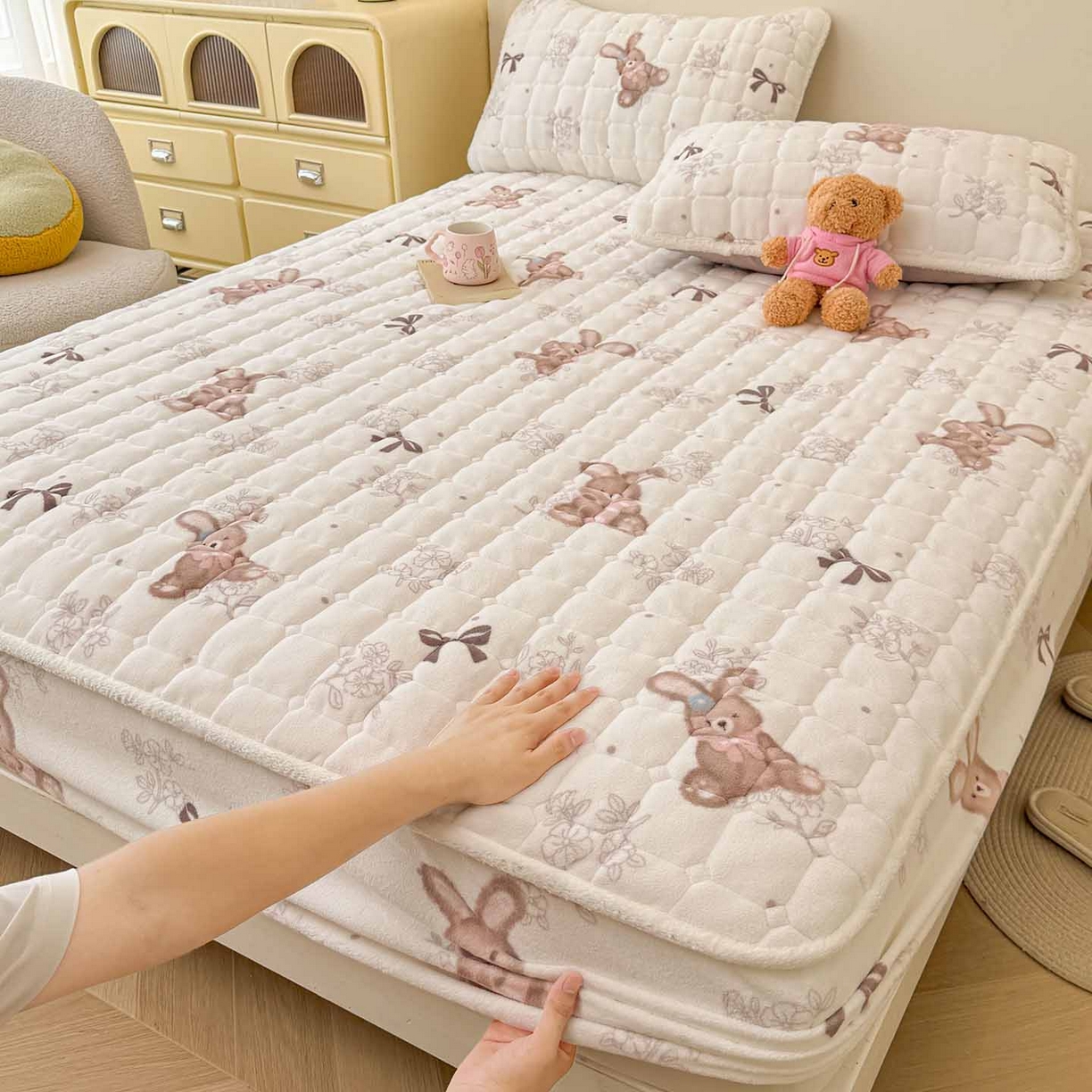 LIFE.丽芙 2025秋冬新款牛奶绒加厚夹棉单床笠印花款床垫子保护套秋冬保暖床罩子三件套 花环小兔