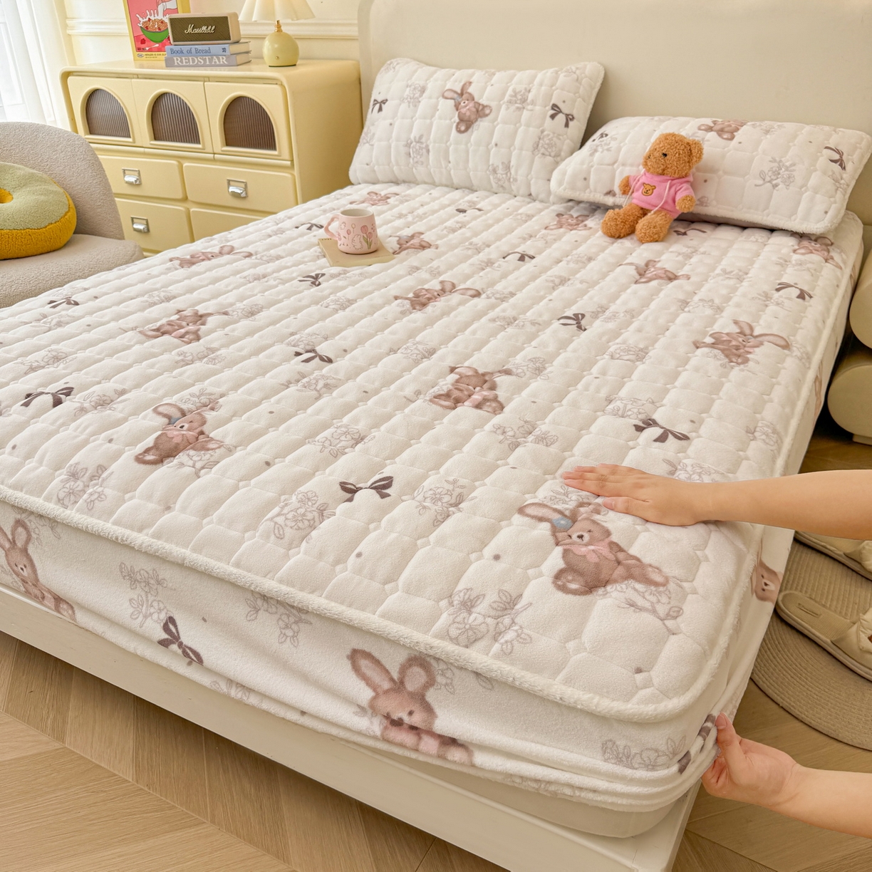 91家纺网 家纺一手货源 找家纺 LIFE.丽芙 2025秋冬新款牛奶绒加厚夹棉单床笠印花款床垫子保护套秋冬保暖床罩子三件套 花环小兔