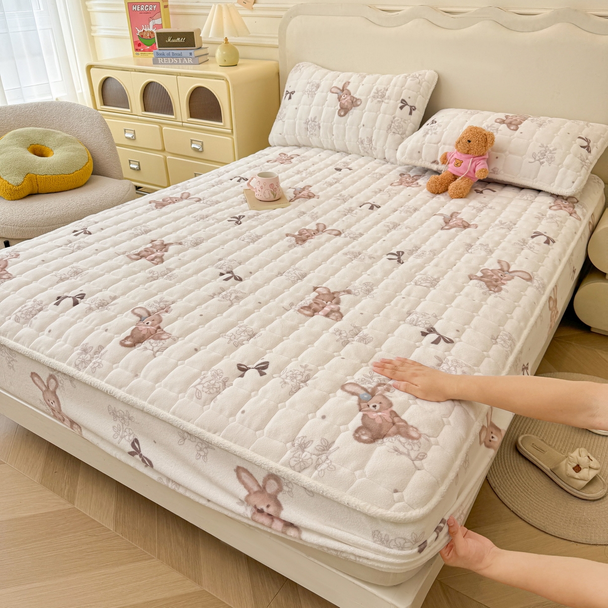 91家纺网 家纺一手货源 找家纺 LIFE.丽芙 2025秋冬新款牛奶绒加厚夹棉单床笠印花款床垫子保护套秋冬保暖床罩子三件套 花环小兔