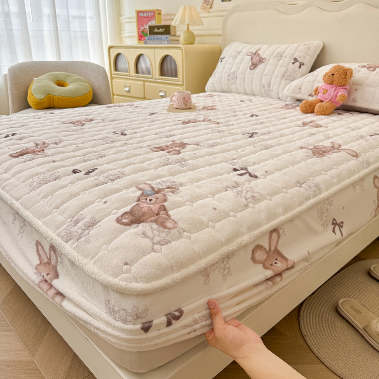 91家纺网 家纺一手货源 找家纺 LIFE.丽芙 2025秋冬新款牛奶绒加厚夹棉单床笠印花款床垫子保护套秋冬保暖床罩子三件套 花环小兔