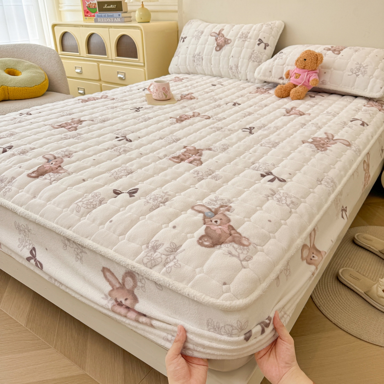 91家纺网 家纺一手货源 找家纺 LIFE.丽芙 2025秋冬新款牛奶绒加厚夹棉单床笠印花款床垫子保护套秋冬保暖床罩子三件套 花环小兔