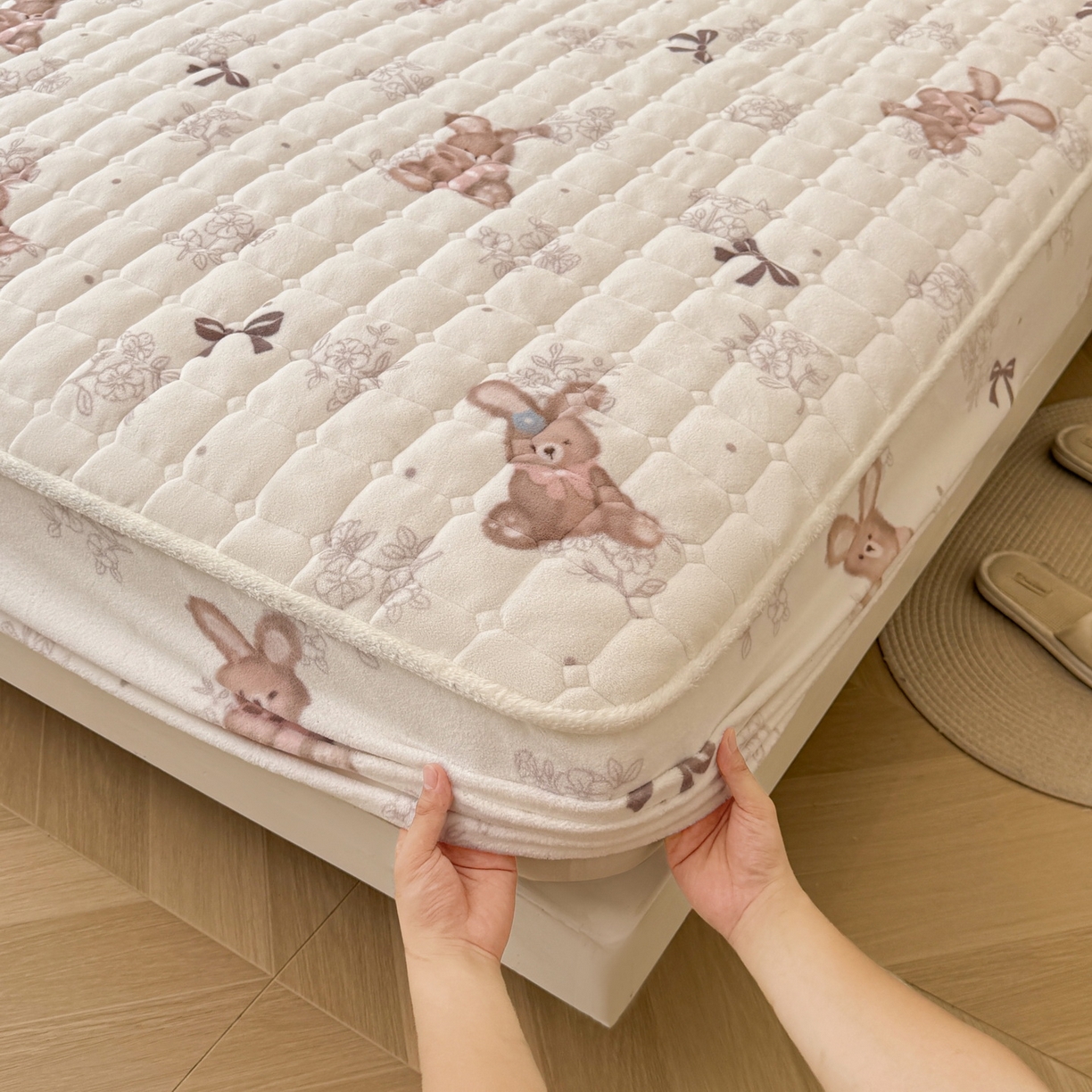 91家纺网 家纺一手货源 找家纺 LIFE.丽芙 2025秋冬新款牛奶绒加厚夹棉单床笠印花款床垫子保护套秋冬保暖床罩子三件套 花环小兔