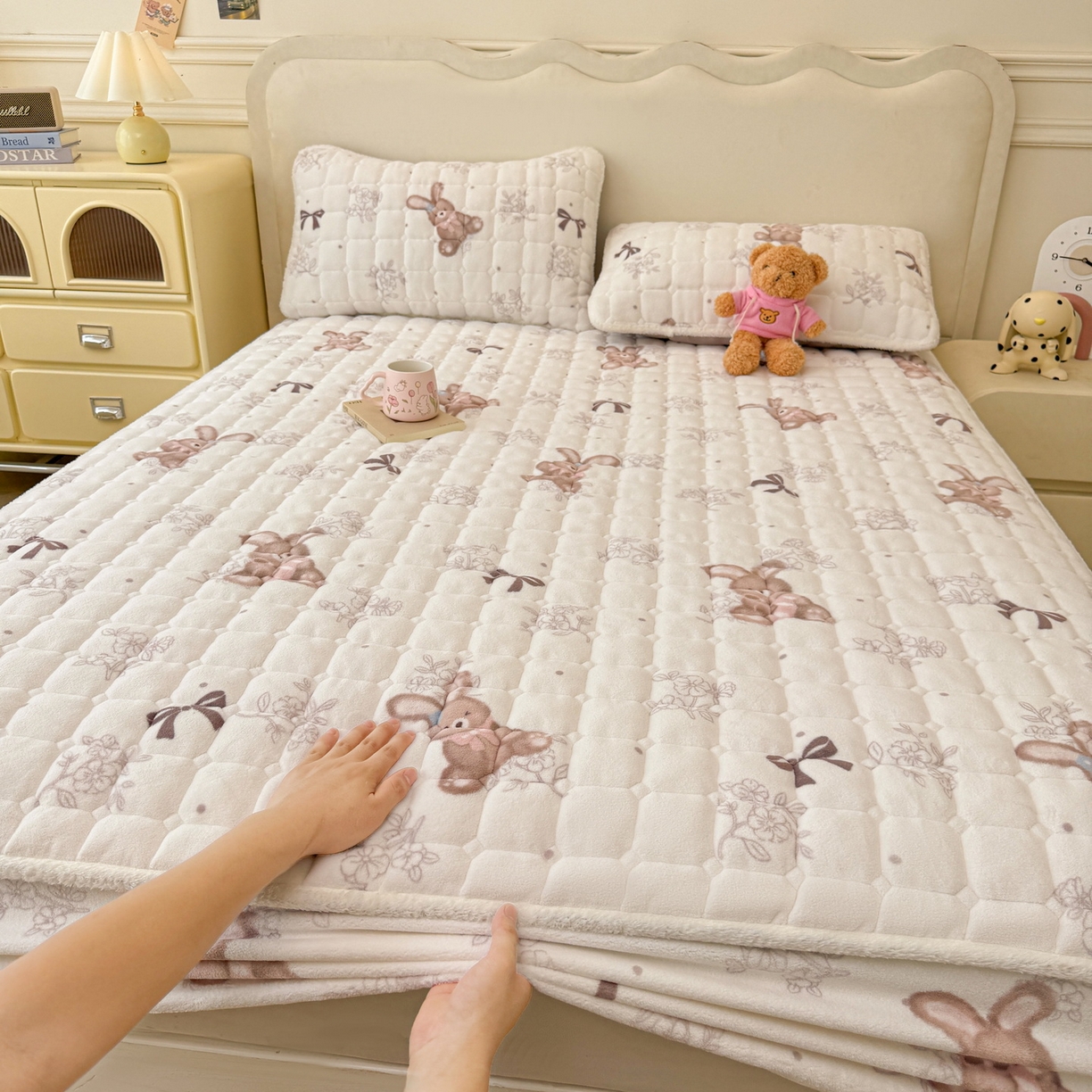 91家纺网 家纺一手货源 找家纺 LIFE.丽芙 2025秋冬新款牛奶绒加厚夹棉单床笠印花款床垫子保护套秋冬保暖床罩子三件套 花环小兔