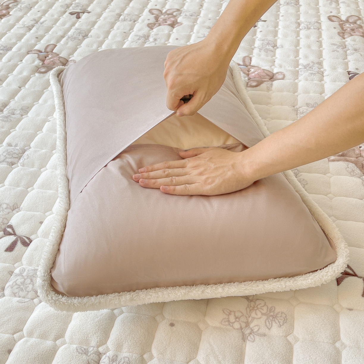 91家纺网 家纺一手货源 找家纺 LIFE.丽芙 2025秋冬新款牛奶绒加厚夹棉单床笠印花款床垫子保护套秋冬保暖床罩子三件套 花环小兔