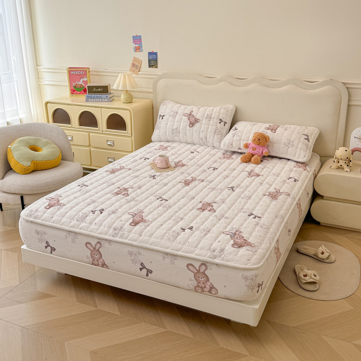 91家纺网 家纺一手货源 找家纺 LIFE.丽芙 2025秋冬新款牛奶绒加厚夹棉单床笠印花款床垫子保护套秋冬保暖床罩子三件套 花环小兔