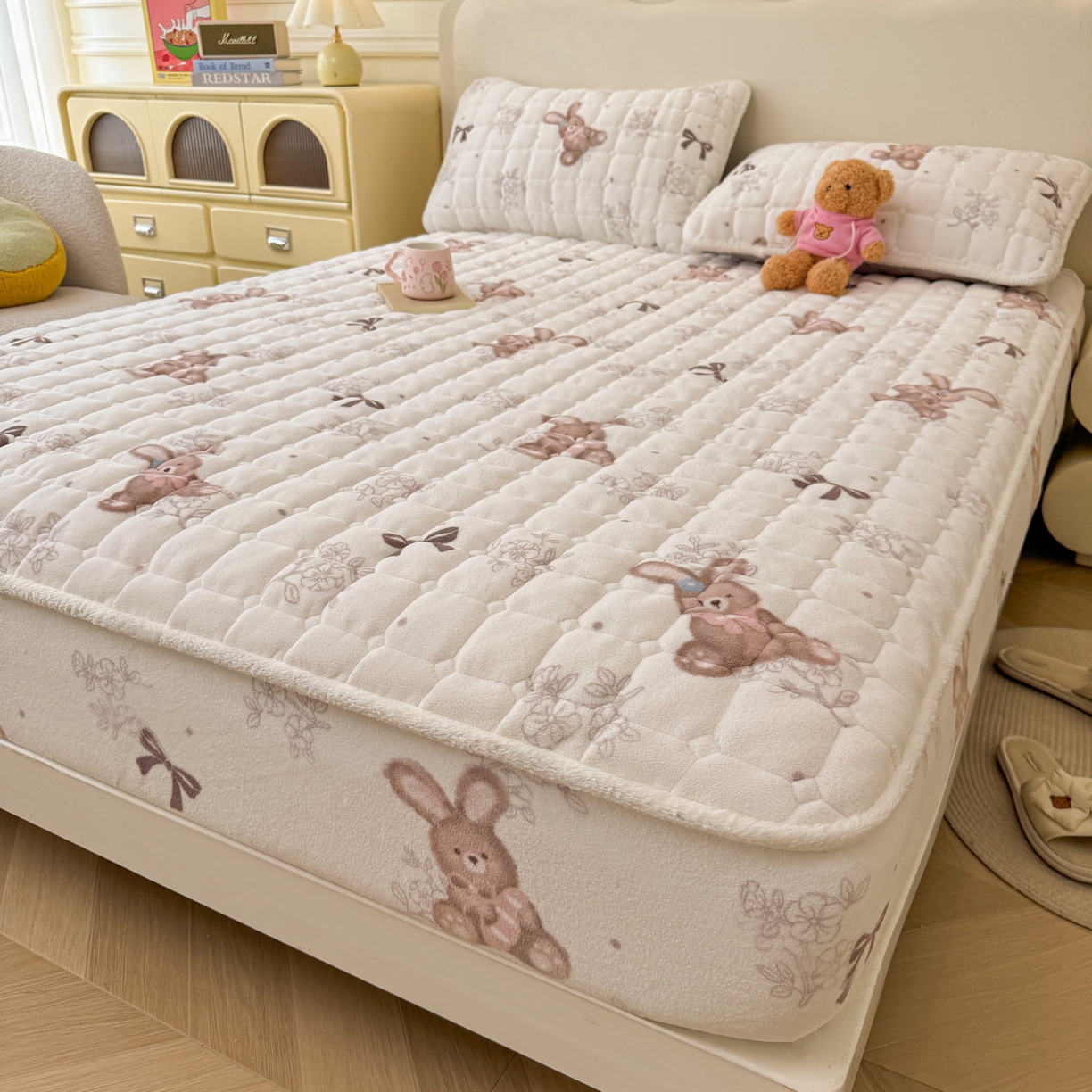 91家纺网 家纺一手货源 找家纺 LIFE.丽芙 2025秋冬新款牛奶绒加厚夹棉单床笠印花款床垫子保护套秋冬保暖床罩子三件套 花环小兔