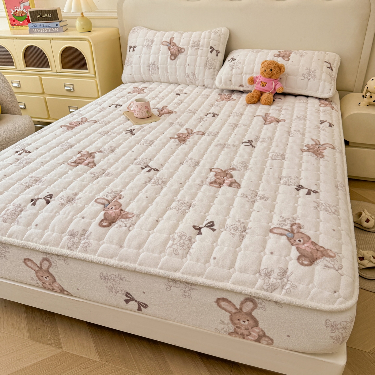 91家纺网 家纺一手货源 找家纺 LIFE.丽芙 2025秋冬新款牛奶绒加厚夹棉单床笠印花款床垫子保护套秋冬保暖床罩子三件套 花环小兔