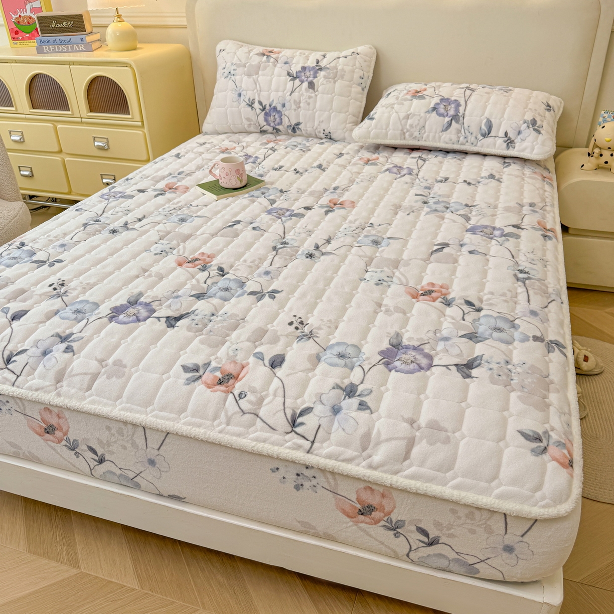 91家纺网 家纺一手货源 找家纺 LIFE.丽芙 2025秋冬新款牛奶绒加厚夹棉单床笠印花款床垫子保护套秋冬保暖床罩子三件套 司藤