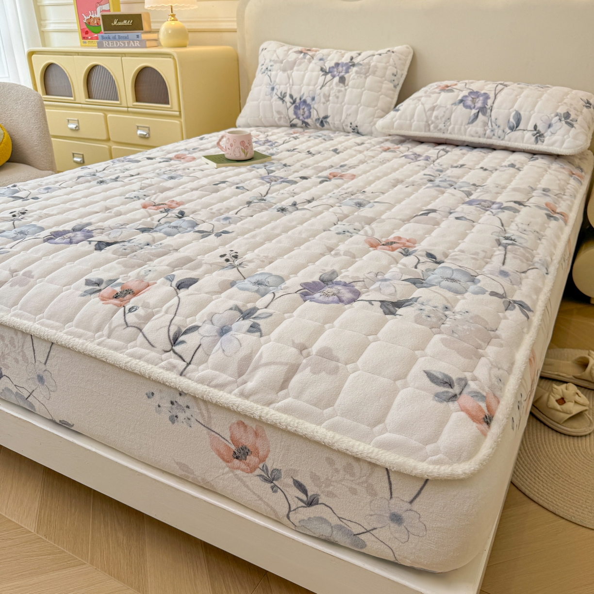 91家纺网 家纺一手货源 找家纺 LIFE.丽芙 2025秋冬新款牛奶绒加厚夹棉单床笠印花款床垫子保护套秋冬保暖床罩子三件套 司藤