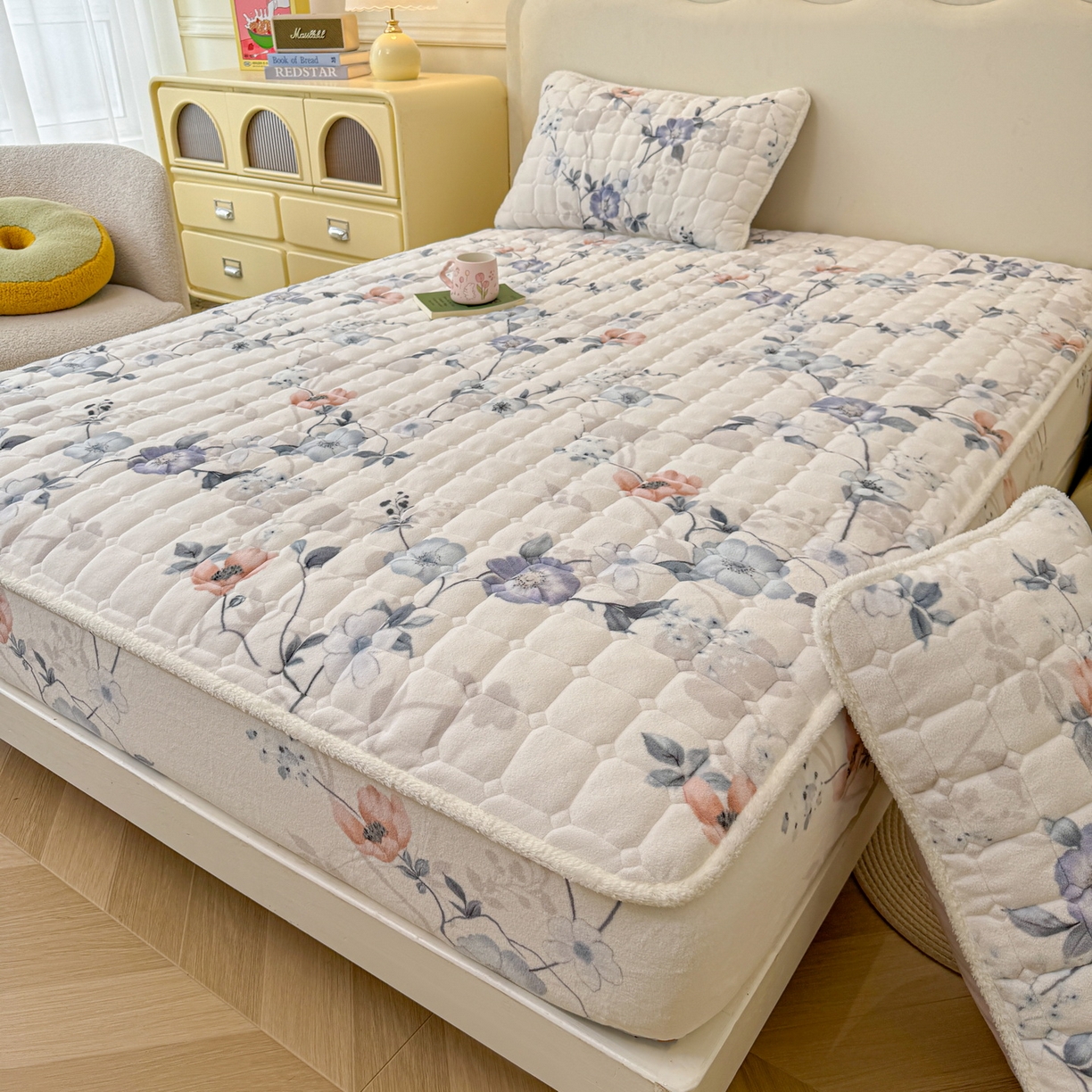 91家纺网 家纺一手货源 找家纺 LIFE.丽芙 2025秋冬新款牛奶绒加厚夹棉单床笠印花款床垫子保护套秋冬保暖床罩子三件套 司藤