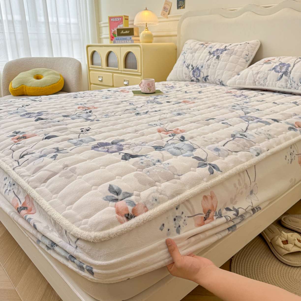 91家纺网 家纺一手货源 找家纺 LIFE.丽芙 2025秋冬新款牛奶绒加厚夹棉单床笠印花款床垫子保护套秋冬保暖床罩子三件套 司藤