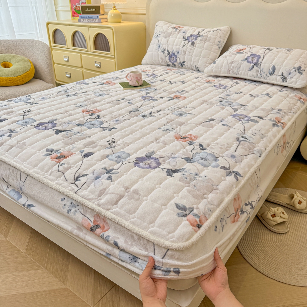 91家纺网 家纺一手货源 找家纺 LIFE.丽芙 2025秋冬新款牛奶绒加厚夹棉单床笠印花款床垫子保护套秋冬保暖床罩子三件套 司藤