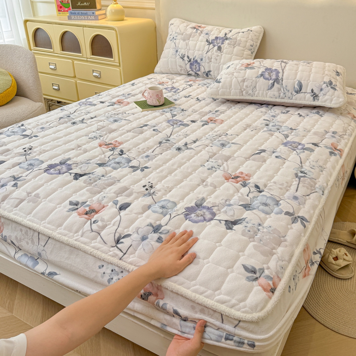 91家纺网 家纺一手货源 找家纺 LIFE.丽芙 2025秋冬新款牛奶绒加厚夹棉单床笠印花款床垫子保护套秋冬保暖床罩子三件套 司藤