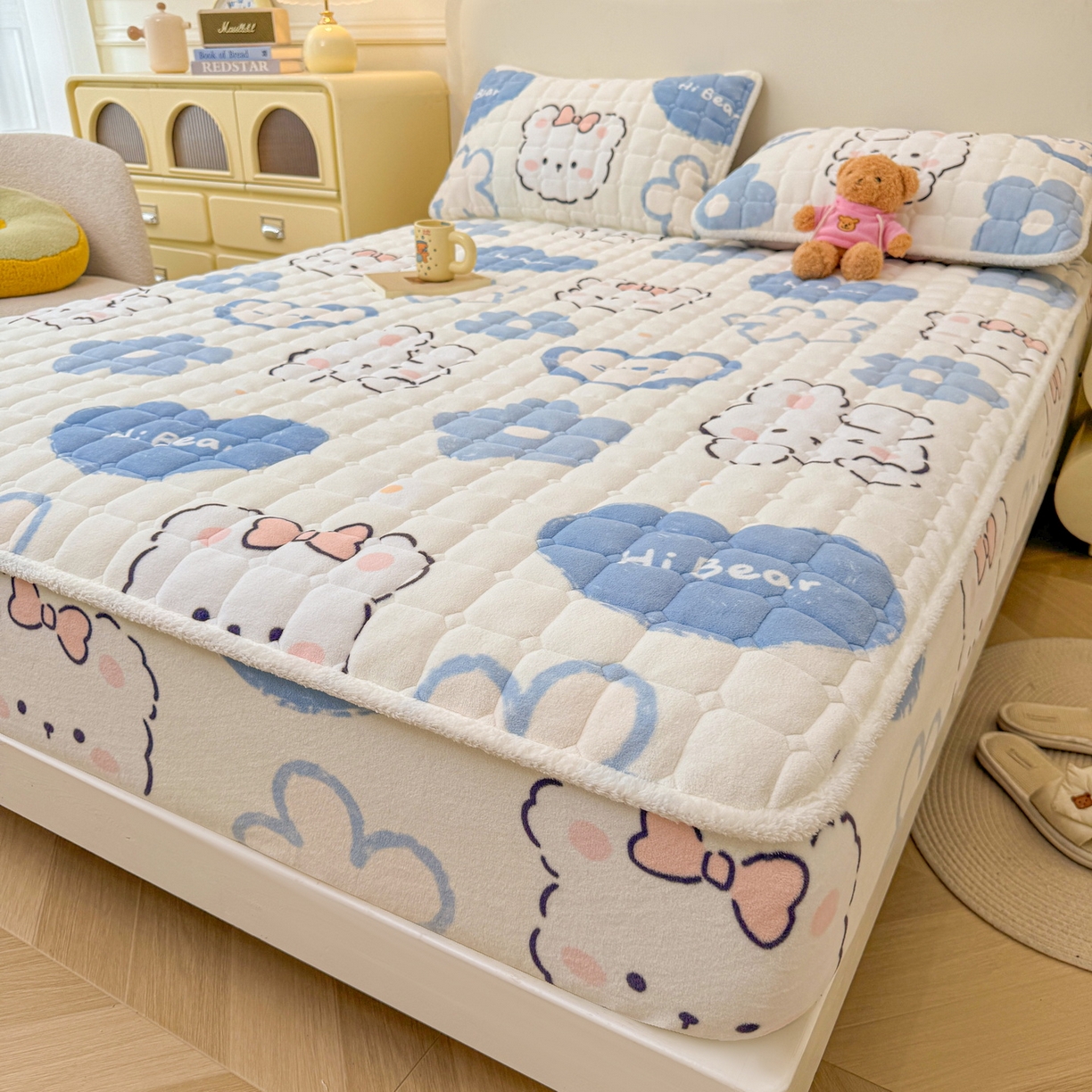 91家纺网 家纺一手货源 找家纺 LIFE.丽芙 2025秋冬新款牛奶绒加厚夹棉单床笠印花款床垫子保护套秋冬保暖床罩子三件套 爱心小宠-蓝