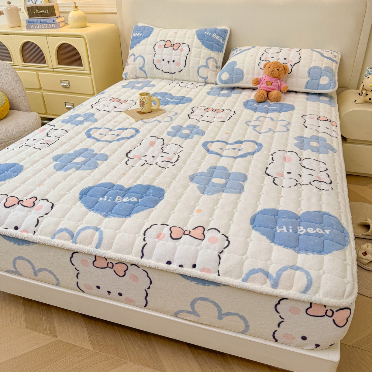 91家纺网 家纺一手货源 找家纺 LIFE.丽芙 2025秋冬新款牛奶绒加厚夹棉单床笠印花款床垫子保护套秋冬保暖床罩子三件套 爱心小宠-蓝