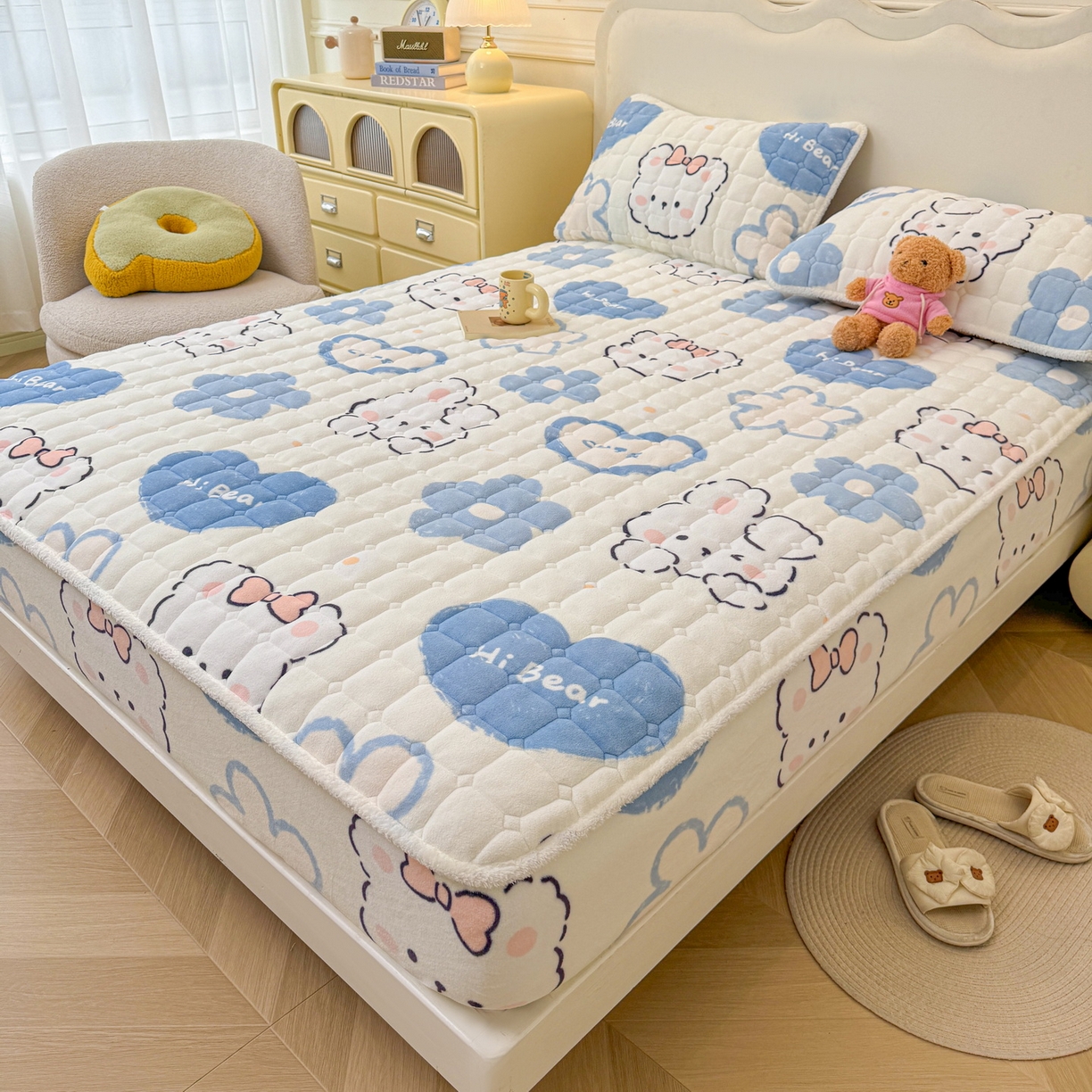 91家纺网 家纺一手货源 找家纺 LIFE.丽芙 2025秋冬新款牛奶绒加厚夹棉单床笠印花款床垫子保护套秋冬保暖床罩子三件套 爱心小宠-蓝