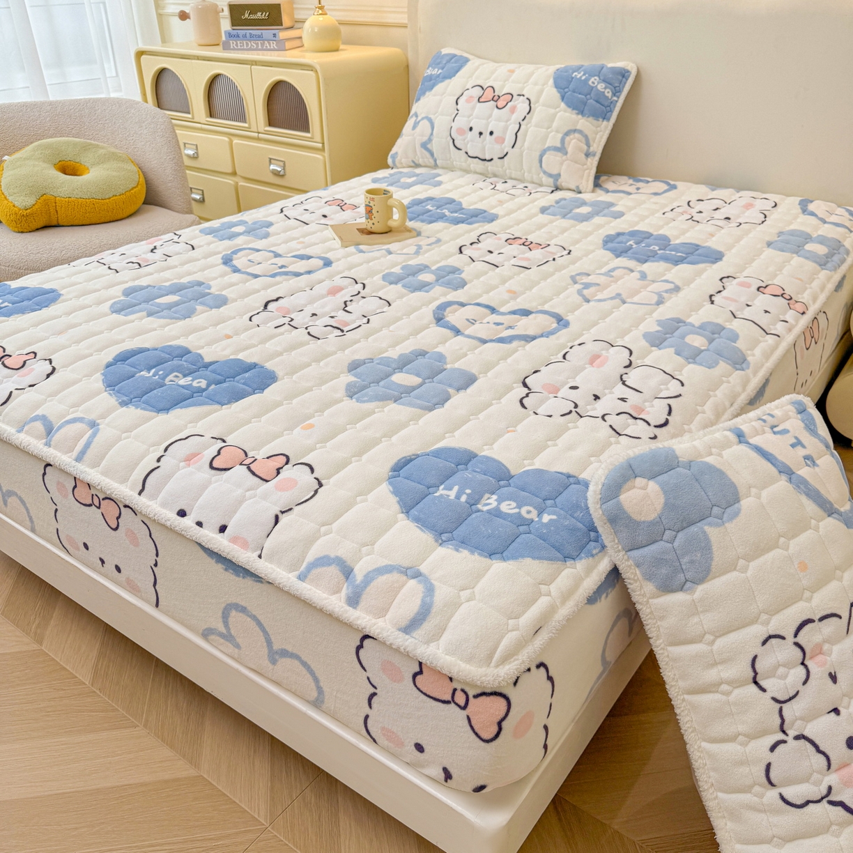 91家纺网 家纺一手货源 找家纺 LIFE.丽芙 2025秋冬新款牛奶绒加厚夹棉单床笠印花款床垫子保护套秋冬保暖床罩子三件套 爱心小宠-蓝