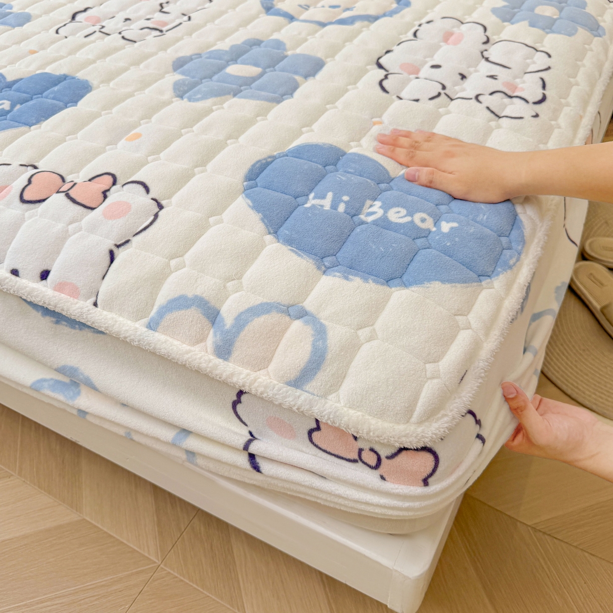 91家纺网 家纺一手货源 找家纺 LIFE.丽芙 2025秋冬新款牛奶绒加厚夹棉单床笠印花款床垫子保护套秋冬保暖床罩子三件套 爱心小宠-蓝