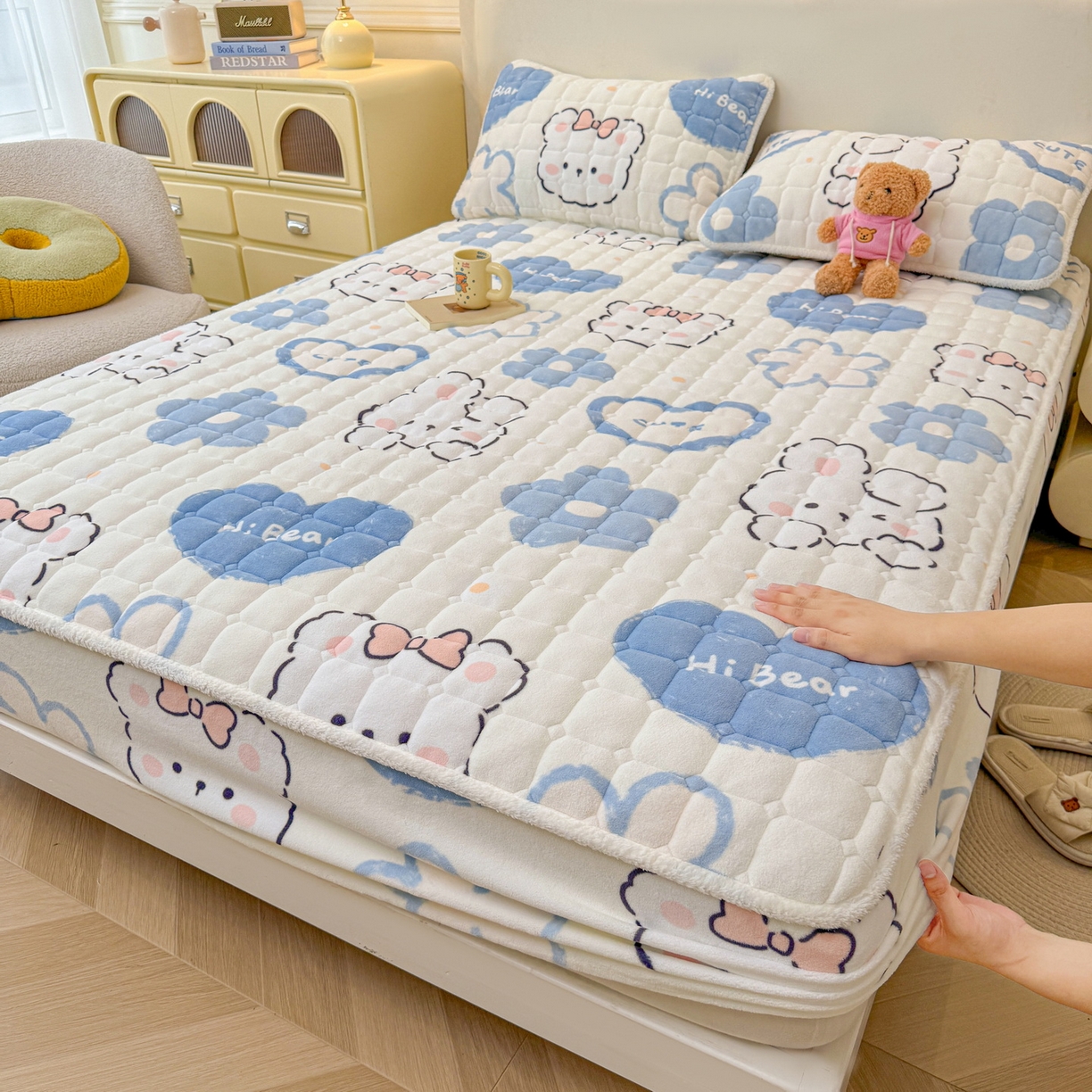 91家纺网 家纺一手货源 找家纺 LIFE.丽芙 2025秋冬新款牛奶绒加厚夹棉单床笠印花款床垫子保护套秋冬保暖床罩子三件套 爱心小宠-蓝