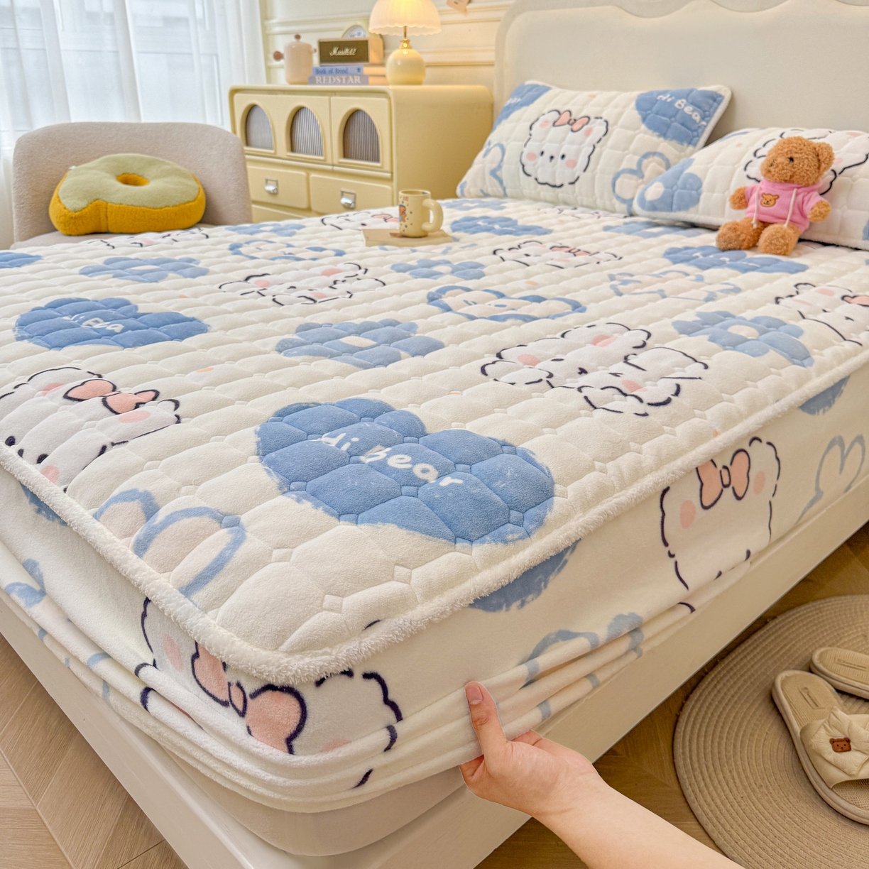 91家纺网 家纺一手货源 找家纺 LIFE.丽芙 2025秋冬新款牛奶绒加厚夹棉单床笠印花款床垫子保护套秋冬保暖床罩子三件套 爱心小宠-蓝