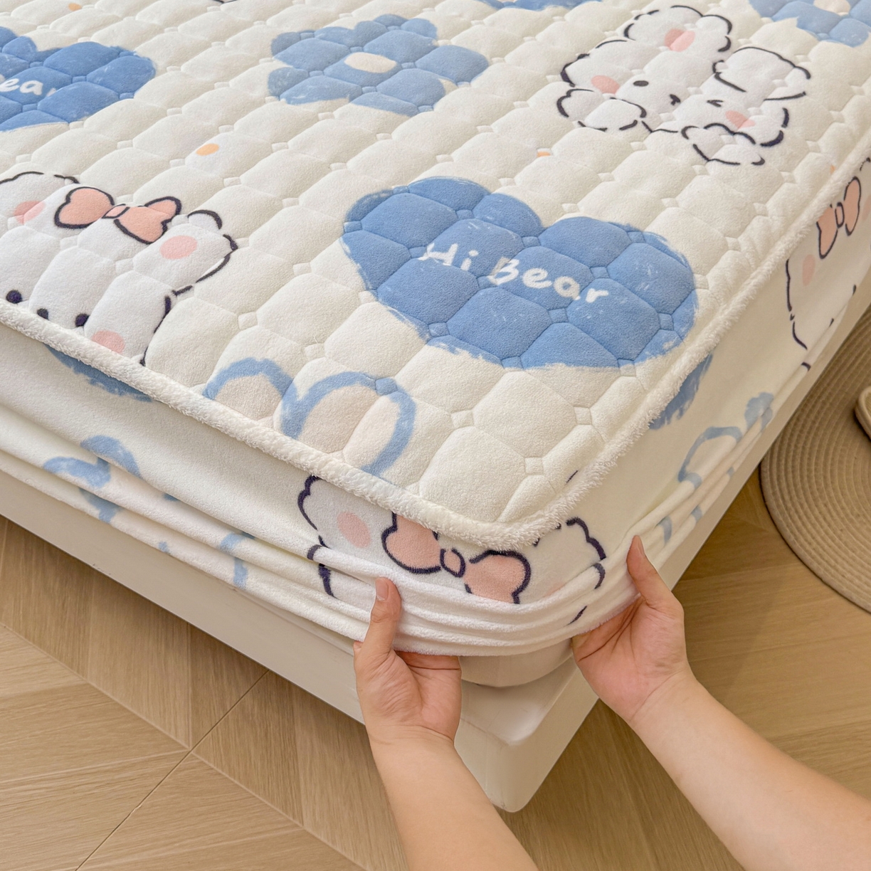 91家纺网 家纺一手货源 找家纺 LIFE.丽芙 2025秋冬新款牛奶绒加厚夹棉单床笠印花款床垫子保护套秋冬保暖床罩子三件套 爱心小宠-蓝