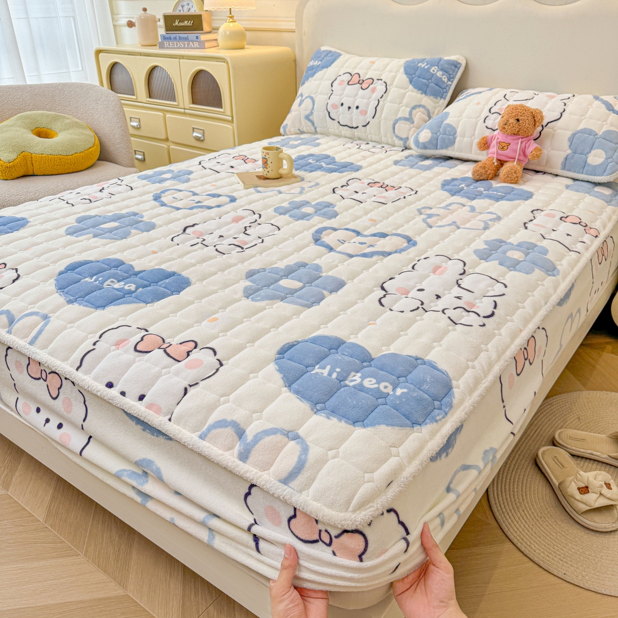 91家纺网 家纺一手货源 找家纺 LIFE.丽芙 2025秋冬新款牛奶绒加厚夹棉单床笠印花款床垫子保护套秋冬保暖床罩子三件套 爱心小宠-蓝