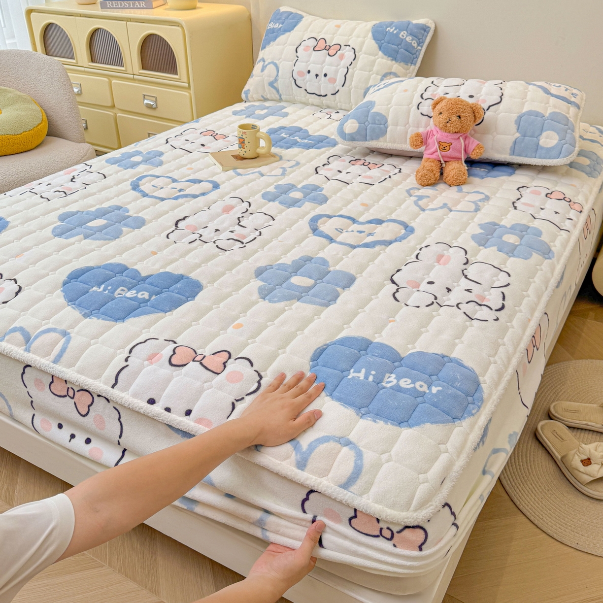 91家纺网 家纺一手货源 找家纺 LIFE.丽芙 2025秋冬新款牛奶绒加厚夹棉单床笠印花款床垫子保护套秋冬保暖床罩子三件套 爱心小宠-蓝