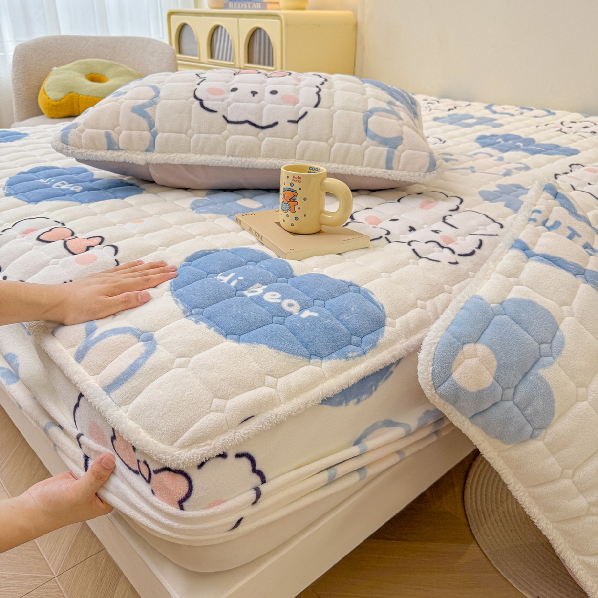 91家纺网 家纺一手货源 找家纺 LIFE.丽芙 2025秋冬新款牛奶绒加厚夹棉单床笠印花款床垫子保护套秋冬保暖床罩子三件套 爱心小宠-蓝