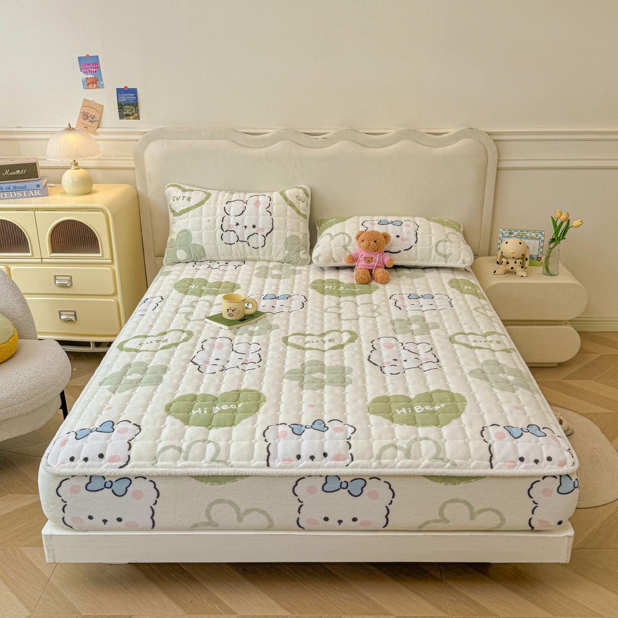 91家纺网 家纺一手货源 找家纺 LIFE.丽芙 2025秋冬新款牛奶绒加厚夹棉单床笠印花款床垫子保护套秋冬保暖床罩子三件套 爱心小宠-绿