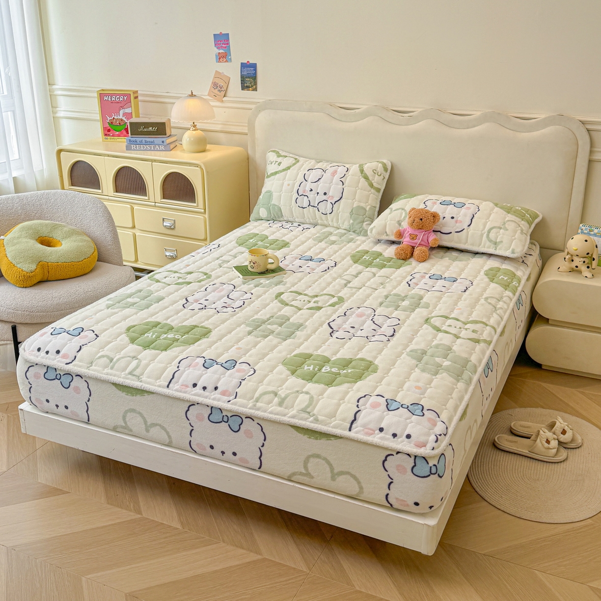 91家纺网 家纺一手货源 找家纺 LIFE.丽芙 2025秋冬新款牛奶绒加厚夹棉单床笠印花款床垫子保护套秋冬保暖床罩子三件套 爱心小宠-绿