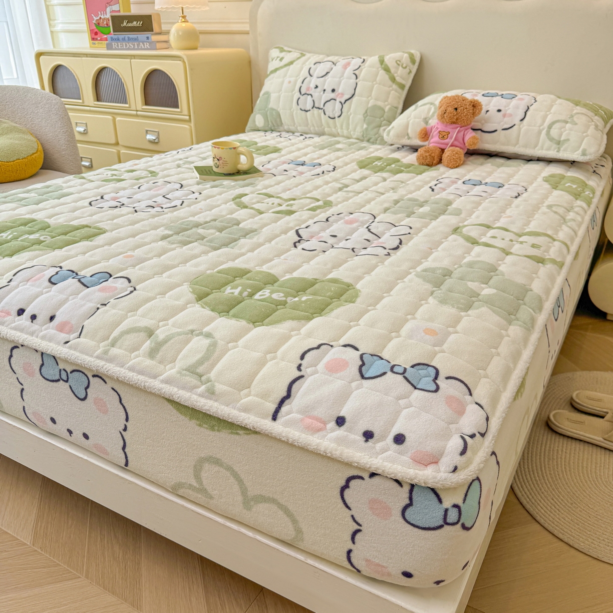 91家纺网 家纺一手货源 找家纺 LIFE.丽芙 2025秋冬新款牛奶绒加厚夹棉单床笠印花款床垫子保护套秋冬保暖床罩子三件套 爱心小宠-绿