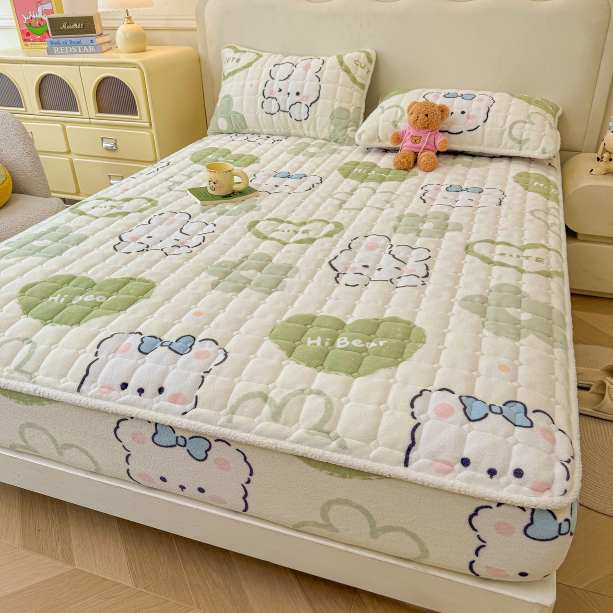 91家纺网 家纺一手货源 找家纺 LIFE.丽芙 2025秋冬新款牛奶绒加厚夹棉单床笠印花款床垫子保护套秋冬保暖床罩子三件套 爱心小宠-绿